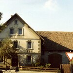 1985 - Pfarrheim noch mit angebauter Scheune, die abgerissen wurde