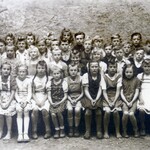 1947 - 4 Schuljahrgänge mit Flüchtlingskindern aus dem Osten und Evakuierten aus dem Ruhrgebiet