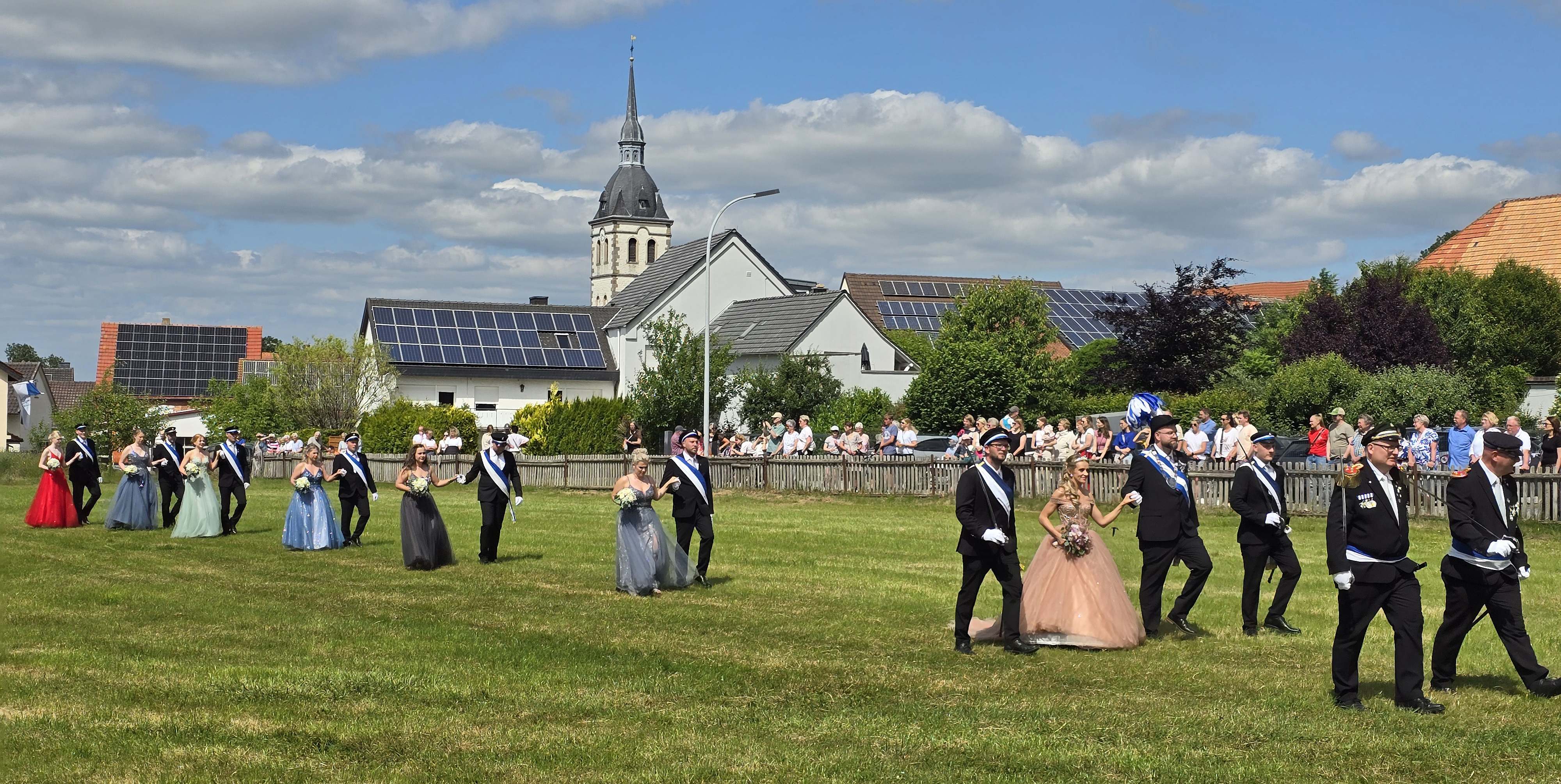 Großer Festumzug am Feiertag