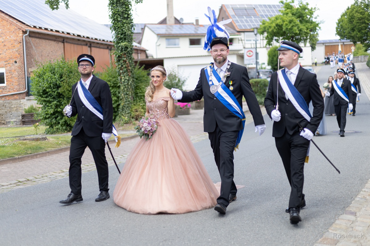 Großer Festumzug am Feiertag